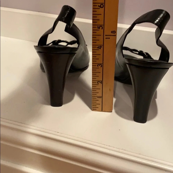 HP 5/3 Stuart Weitzman Buckettes black peep toe sling back size 11M - Picture 3 of 10